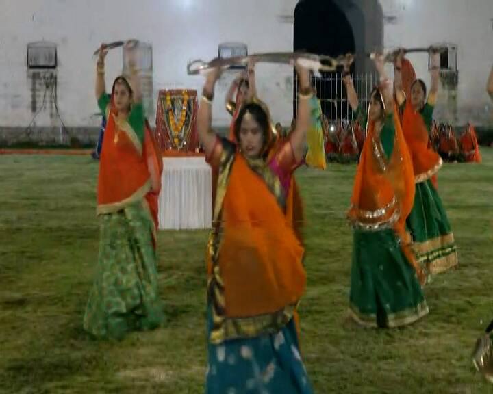 રાજકોટ રાજવી પરિવારના મહારાણી કાદંબરી દેવી દ્વારા દર વર્ષે નવરાત્રીમાં આયોજન કરવામાં આવે છે.