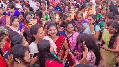 बारामतीच्या राष्ट्रवादी कॉंग्रेसच्या खासदार सुप्रिया सुळे यांचा दांडिया आणि गरब्याच्या तालावर ठेका धरणारा एक व्हिडीओ सोशल व्हायरल झाला आहे