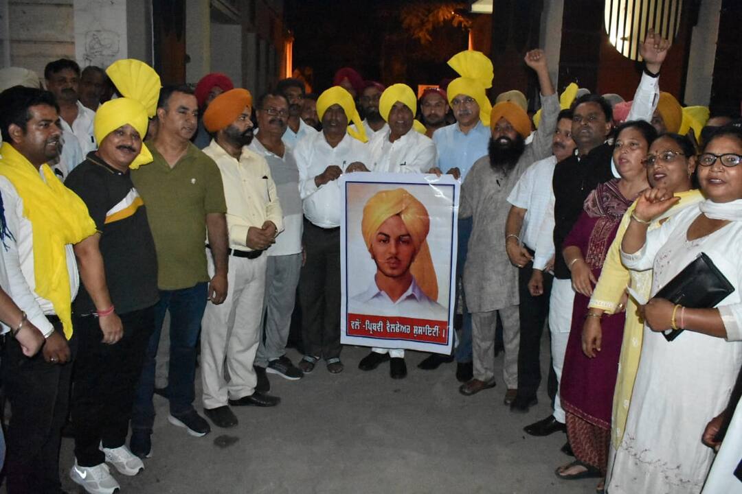 Candle march was taken out on the occasion of Bhagat Singh's birthday under the leadership of Cabinet Minister Bram Shankar Jimpa ਕੈਬਨਿਟ ਮੰਤਰੀ ਬ੍ਰਮ ਸ਼ੰਕਰ ਜਿੰਪਾ ਦੀ ਅਗਵਾਈ 'ਚ ਭਗਤ ਸਿੰਘ ਦੇ ਜਨਮ ਦਿਹਾੜੇ ਮੌਕੇ ਕੱਢਿਆ ਗਿਆ ਕੈਂਡਲ ਮਾਰਚ
