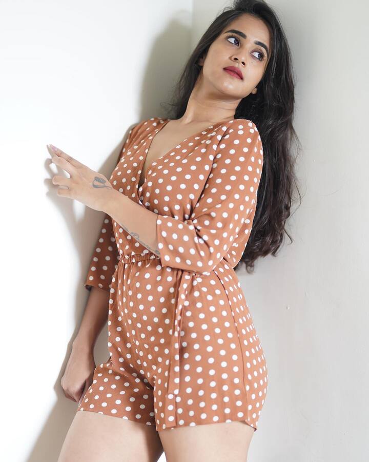 షణ్ముఖ్ జస్వంత్ తో బ్రేకప్ అయిన తర్వాత సోషల్ మీడియాలో మరింత యాక్టివ్ గా ఉంటోంది.  Image Credit: Deepthi Sunaina/ Instagram