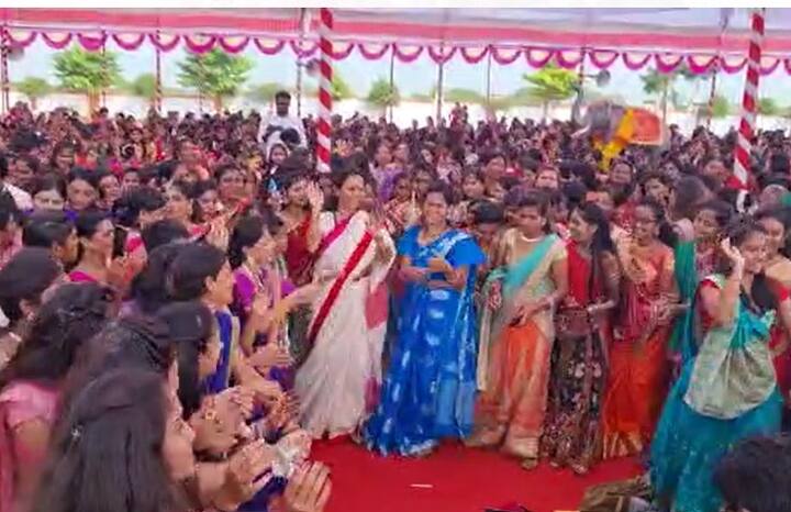बारामतीच्या राष्ट्रवादी कॉंग्रेसच्या  खासदार सुप्रिया सुळे  यांचा दांडिया आणि गरब्याच्या तालावर ठेका धरणारा एक व्हिडीओ सोशल व्हायरल झाला आहे