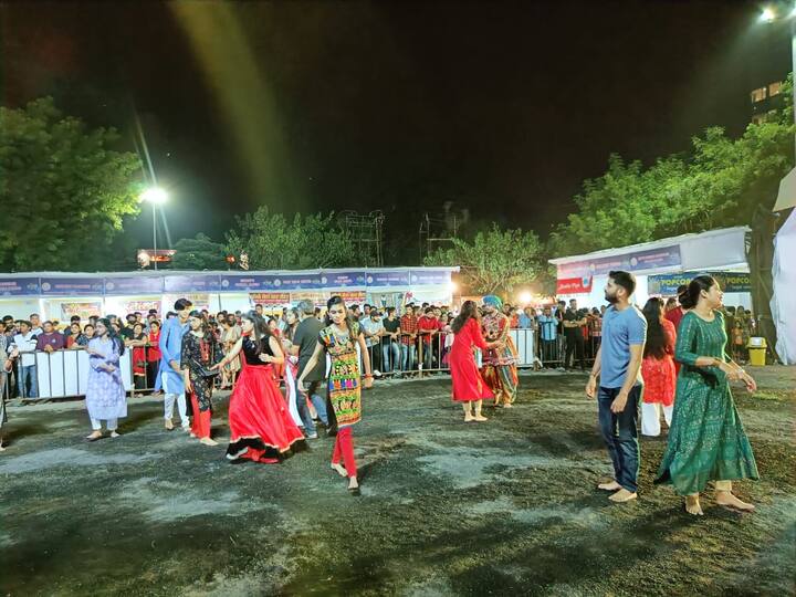 राणी लक्ष्मीबाई दुर्गा उत्सव मंडळातर्फे व्हॉलिबॉल मैदान, लक्ष्मीनगर येथे गरबाचे आयोजन करण्यात आले आहे. येथे मुंबई येथील प्रसिद्द बॅन्ड परफॉर्म करत असून येथे फक्त निमंत्रण असलेल्यांनाच गरबा करण्याची संधी दिली जात आहे.