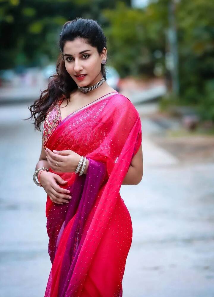 ముక్కు పొడవుగా ఉందని అందరూ అన్నా కూడా ఆమె అందం మాత్రం సూపర్. -Image credit: VishnuPriya Bheemaneni/Instagram