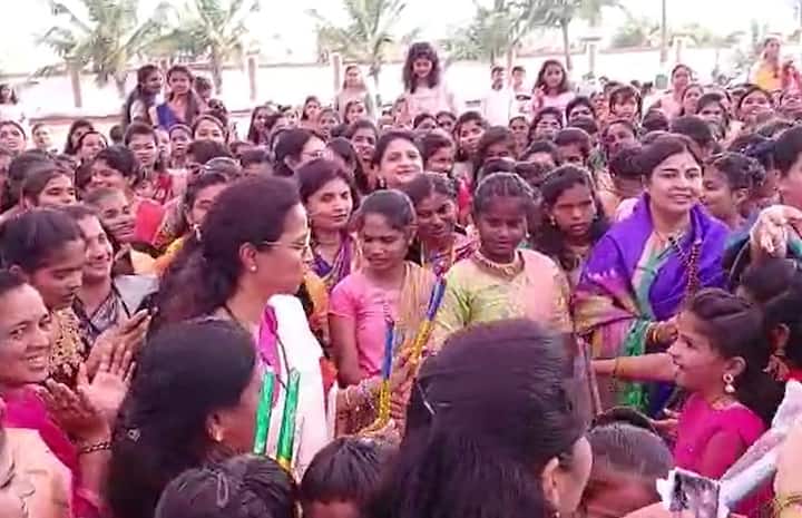सुप्रिया सुळे सध्या बारामती तालुक्यातील विविध गावांना भेट देत आहे.
