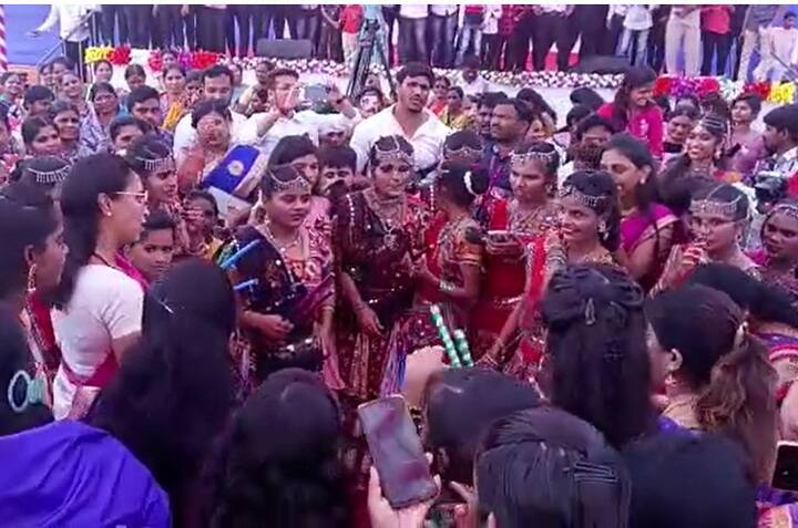 महिला आणि तरुणी पारंपारिक वेशात सहभागी झाल्या होत्या.
