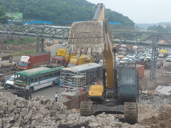 मध्यरात्री दोन वाजता ब्लास्ट करण्याच्या कामासाठी चारशे मीटरच्या अंतरामध्ये फक्त चार व्यक्ती उपस्थित असणार आहे.