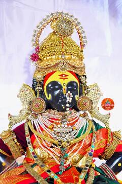 Navratri 2022 : तिसऱ्या माळेला रुक्मिणीमाता तुळजाभवानीच्या रुपात तर विठुराया सजला पारंपरिक दागिन्यात