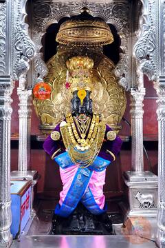 Navratri 2022 : तिसऱ्या माळेला रुक्मिणीमाता तुळजाभवानीच्या रुपात तर विठुराया सजला पारंपरिक दागिन्यात