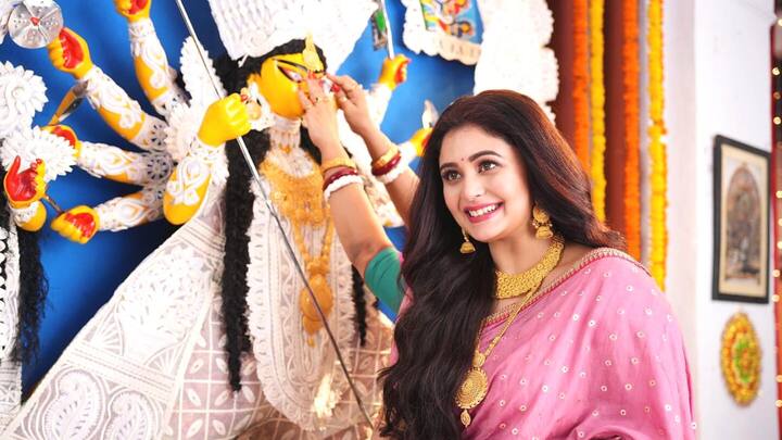 পুজো মানেই কেনাকাটা। ঋতাভরী বলছেন, 'আমি শপিং করতে ভীষণ ভালোবাসি। কোনও পোশাক ভালো লাগলে একই ডিজাইনের পোশাক বিভিন্ন রঙের কিনে ফেলি। এখনও পুজোয় সবাইকে উপহার দেওয়া শেষ করতে পারিনি। আমি বেশিরভাগ শপিং অনলাইনে সারলেও মা, দিদা, পাপা সবার পোশাক কিনতে হবে অফলাইনেই। দোকান থেকে পোশাক কেনা না হলে ওঁদের ঠিক মন ভরে না।'