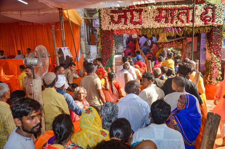 নবরাত্রি শুরু হতেই ঢল নেমেছে মির্জাপুরের বিন্ধ্যবাসিনী মন্দিরে। এই মন্দির অত্যন্ত জাগ্রত বলে বিশ্বাস করেন ভক্তরা। ছবি: পিটিআই