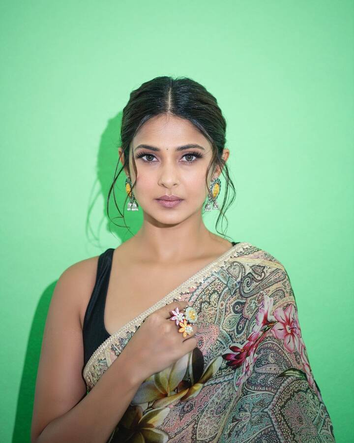 जेनिफर हे आज टीव्ही जगतातील एक प्रसिद्ध नाव आहे. एकता कपूरच्या 'कसौटी जिंदगी की' या मालिकेतील स्नेहाच्या भूमिकेतून या अभिनेत्रीला प्रसिद्धी मिळाली.(फोटो सौजन्य:jenniferwinget1/इंस्टाग्राम)