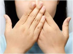 ఎక్కిళ్లు ఆగకుండా వస్తున్నాయా? ఇలా చేసి చూడండి ఇట్టే ఆగిపోతాయి