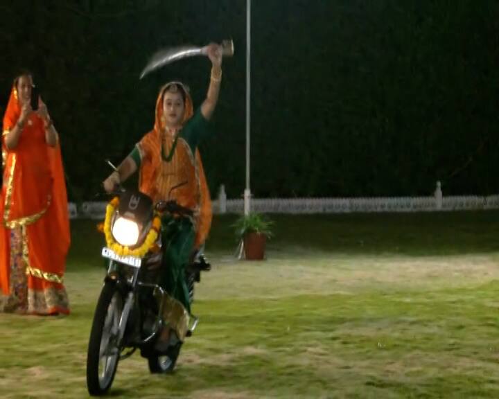 એક સાથે 100 બહેનોએ તલવાર રાસ રમી હતી. તેમની આ કરતબ જોઈ લોકો દિગ્મુઢ થઈ ગયા.