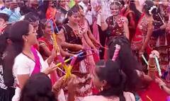 supriya sule : दांडिया खेळण्यात रमल्या खासदार सुप्रिया सुळे; महिलामंडळासोबत धरला ठेका