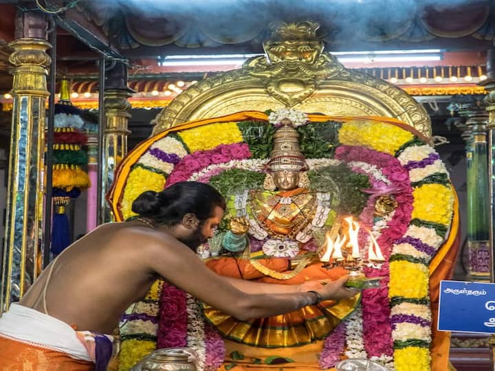 கெஜலட்சுமி அம்மனுக்கு தீபாராதனை