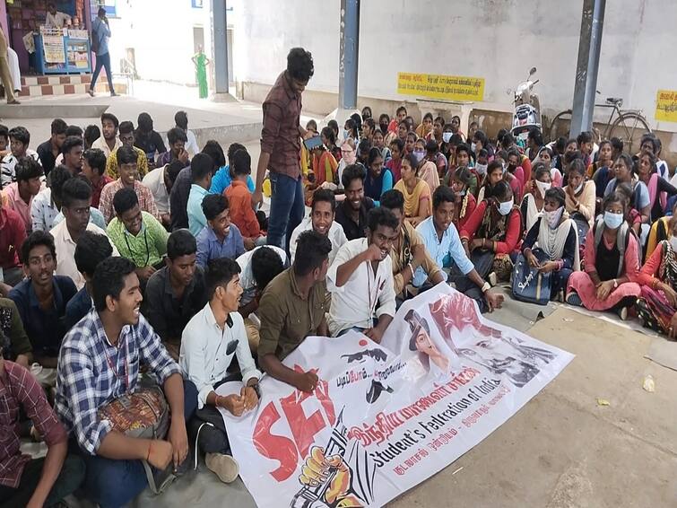 Tiruvarur: kodavasal goverment college students protest TNN குடவாசல் அரசு கலைக் கல்லூரியை வேறு இடத்திற்கு மாற்றக்கூடாது -  மாணவர்கள் போராட்டம்