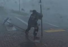 Hurricane Ian: फ्लोरिडा में भयंकर चक्रवाती तूफान में बहे घर, लाइव करते हुए टीवी रिपोर्टर उड़ गया, तस्वीरों में देखें तबाही