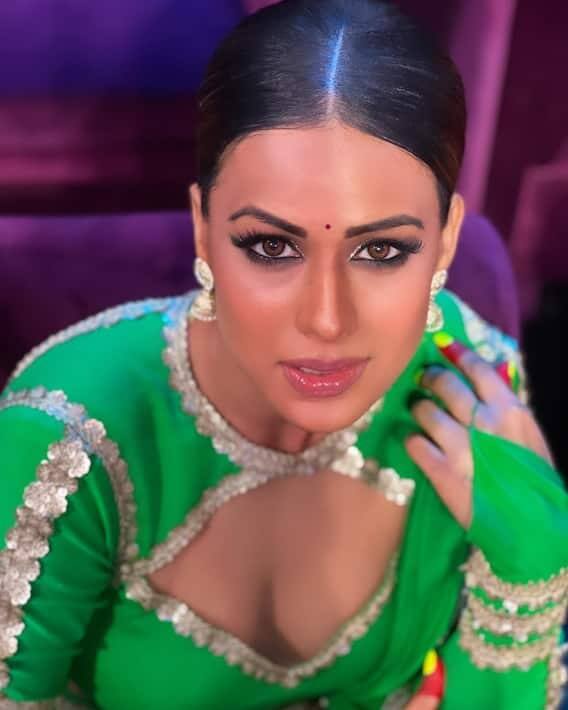 માથા પર ચાંદલો, વાળમાં ગજરો લગાવીને નિયા શર્માએ ગ્રીન કલરની ચણીયા ચોળી પહેરી રાખી છે, આ ચોલી લૂકમાં એક્ટ્રેસે ફેન્સને દિવાના બનાવ્યા છે.