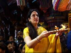 PHOTO : एकनाथ शिंदेंच्या बालेकिल्ल्यात रश्मी ठाकरे, टेंभी नाका देवीची आरती संपन्न