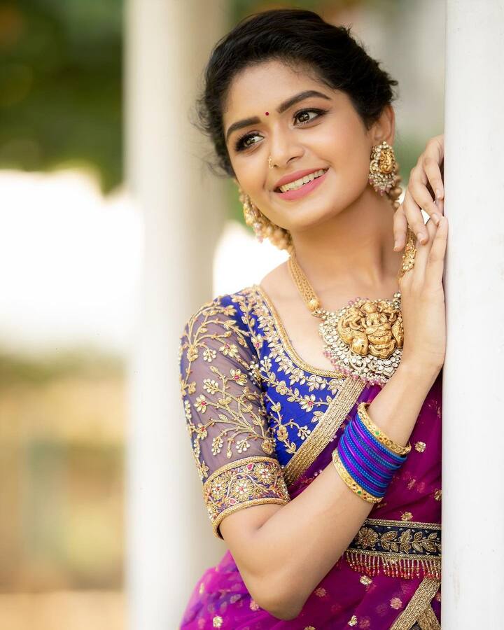 மருத்துவப் பட்டதாரியான இவர், நடிப்பின் மீது கொண்ட அதீத காதலால் தனது தந்தையின் உதவியுடன், 2டி ப்ரொடக்ஷன்ஸ் தயாரிப்பில் வெளிவந்த விருமன் திரைப்படத்தில் கதாநாயகியாக அறிமுகமானார்.