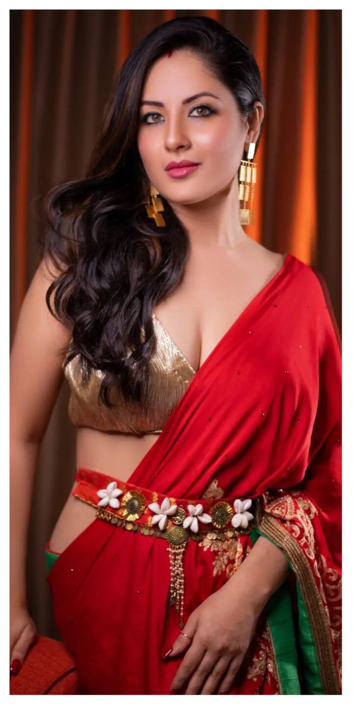 वैसे तो पूजा अक्सर वेस्टर्न आउटफिट में ही नजर आती हैं. लेकिन कोई पूजा हो या त्योहार इन मौकों पर उन्हें ज्यादातर साड़ी पहने हुए ही देखा जाता है.