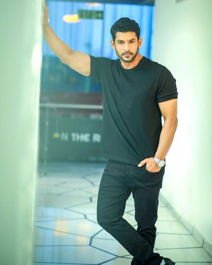 पॉप्युलर एक्टर और बिग बॉस 13 के विनर सिद्धार्थ शुक्ला (Sidharth Shukla) के अचानक निधन की खबर ने हर किसी को हैरान कर दिया था. 40 साल के सिद्धार्थ की मौत की वजह भी हार्ट अटैक ही बताई गई थी. इसी साल बीते 2 सितंबर को उन्हें गुजरे एक साल हो गया है.