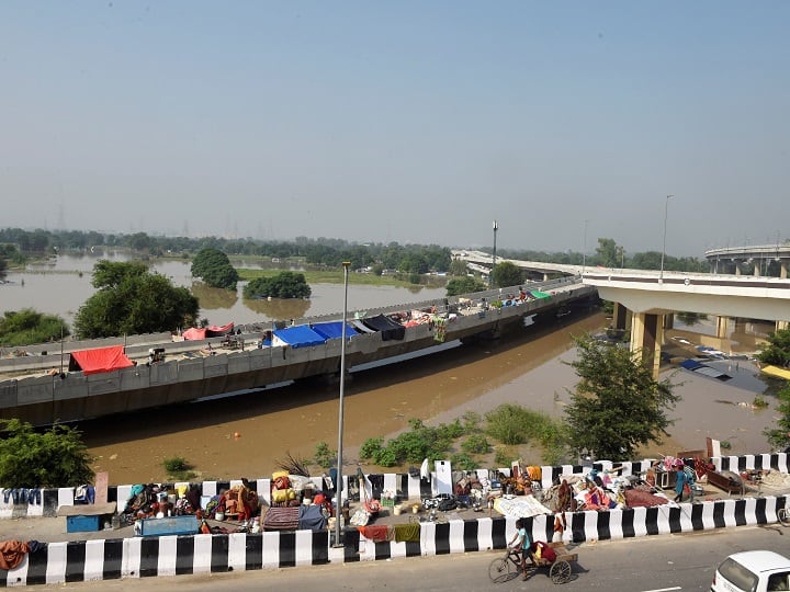 Delhi Flood Yamuna Water Entered in House People Lives at Mayur Vihar Flyover ann Delhi Yamuna Update: घरों में घुसा यमुना का पानी, बहे सामान और डूबे मवेशी, मयूर विहार फ्लाईओवर पर रह रहे लोग