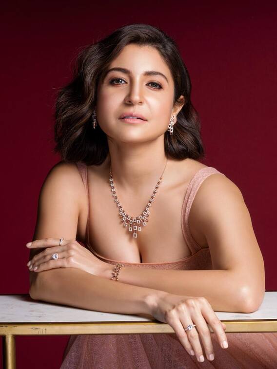 Celebs Drink BlacK Water: अनुष्का शर्मा से लेकर मलाइका अरोड़ा तक, ये अदाकाराएं क्यों पीती हैं ब्लैक वॉटर