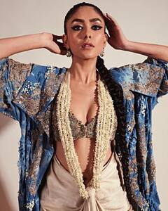 Mrunal thakur : சீதாராமம் நடிகை மிருனால் தாக்கூரின் ஸ்டைலிஷ் போட்டோஷூட்!