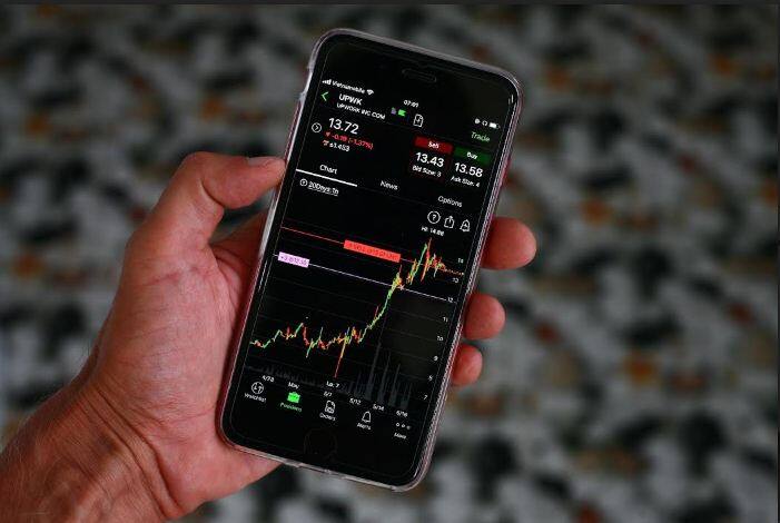 Share Market : ਅੱਜ ਸ਼ੇਅਰ ਬਾਜ਼ਾਰ ਗਿਰਾਵਟ ਨਾਲ ਬੰਦ ਹੋਇਆ। ਅੱਜ ਸੈਂਸੈਕਸ ਜਿੱਥੇ ਕਰੀਬ 188.32 ਅੰਕ ਡਿੱਗ ਕੇ 56409.96 ਅੰਕਾਂ ਦੇ ਪੱਧਰ 'ਤੇ ਬੰਦ ਹੋਇਆ। ਦੂਜੇ ਪਾਸੇ ਨਿਫਟੀ 40.50 ਅੰਕਾਂ ਦੀ ਗਿਰਾਵਟ ਨਾਲ 16818.10 ਦੇ ਪੱਧਰ 'ਤੇ ਬੰਦ ਹੋਇਆ। ਇਸ ਤੋਂ ਇਲਾਵਾ ਅੱਜ ਬੀਐੱਸਈ 'ਚ ਕੁੱਲ 3,562 ਕੰਪਨੀਆਂ ਦਾ ਕਾਰੋਬਾਰ ਹੋਇਆ, ਜਿਨ੍ਹਾਂ 'ਚੋਂ ਲਗਭਗ 1,899 ਸ਼ੇਅਰ ਚੜ੍ਹ ਕੇ ਬੰਦ ਹੋਏ ਅਤੇ 1,527 ਸ਼ੇਅਰ ਡਿੱਗ ਕੇ ਬੰਦ ਹੋਏ।