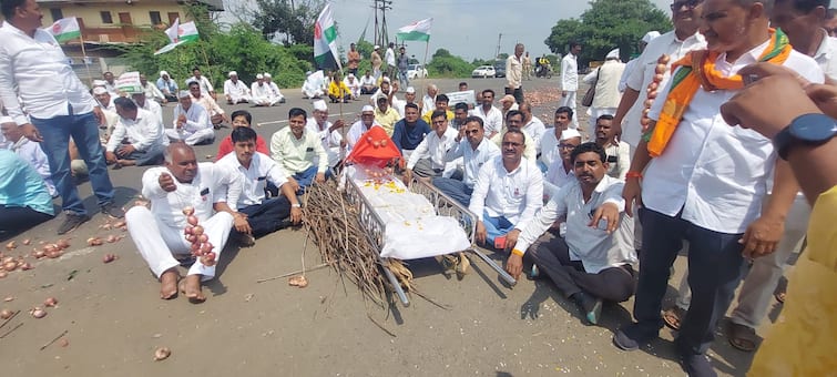 maharashtra news nashik news Kanda Bazar Satyagraha  tirdi protest by onion farmers in malegaon Nashik Onion Issue : कांदा उत्पादक पुन्हा रस्त्यावर, मालेगावी 'कांदा बाजार सत्याग्रह' तिरडी आंदोलन
