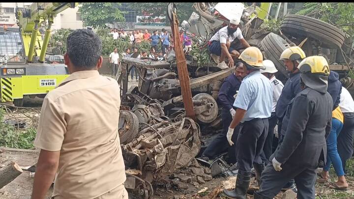 आडवी आलेल्या दुचाकीला वाचवण्यासाठी मिक्सर ट्रकने वळण घेतलं.