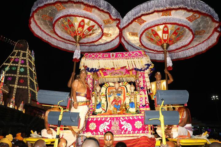 స్వామి వారి వాహన సేవ వీక్షించేందుకు పెద్ద ఎత్తున భక్తులు తిరుమాఢ వీధులకు చేరుకుని స్వామి, అమ్మవార్లను దర్శించుకున్నారు.