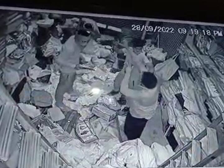 Baghpat Loot from cloth shop on the strength of weapon crime captured in CCTV ANN Baghpat Crime: हथियार के बल पर मास्क लगाए बदमाशों ने दुकान में की लूट, विरोध में व्यापारियों ने बुलाया बंद