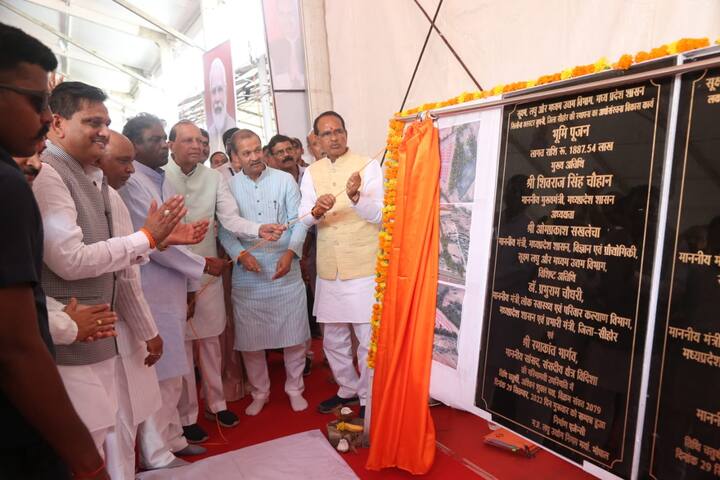 उन्होंने इस अवसर पर प्रतीकात्मक रूप से हितग्राहियों को स्वरोजगार योजना के चेक और स्वीकृति पत्र वितरित किए. मुख्यमंत्री ने बुधनी में टॉय कलस्टर का भी शिलान्यास किया. मुख्यमंत्री ने युवाओं को आगामी एक वर्ष में एक लाख शासकीय सेवाओं में नौकरी देने के प्रयासों की जानकारी देते हुए रोजगार और स्वरोजगार के अर्थ को समझाया और टिप्स भी दिए.