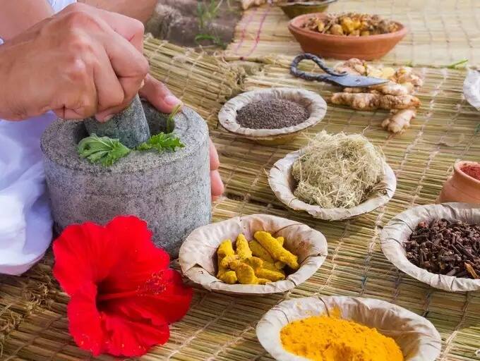 : ਹਰ ਕੋਈ ਸੁੰਦਰ ਦਿਸਣ ਲਈ ਤਰ੍ਹਾਂ-ਤਰ੍ਹਾਂ ਦੇ ਟਰੀਟਮੈਂਟ ਕਰਵਾਉਂਦਾ ਹੈ। ਇਸ ਲਈ ਔਰਤਾਂ ਤੇ ਮਰਦ ਦੋਵੇਂ ਹੀ ਬਿਊਟੀ ਪਾਰਲਰ ਜਾ ਕੇ ਸੁੰਦਰ ਬਣਨ ਦੇ ਤਰੀਕੇ ਅਪਣਾਉਂਦੇ ਹਨ। ਪਰ ਕੁਝ ਸਕਿਨ ਸਮੱਸਿਆਵਾਂ ਦਾ ਘਰੇਲੂ ਨੁਸਖਿਆਂ ਦੀ ਮਦਦ ਨਾਲ ਵੀ ਇਲਾਜ ਕੀਾਤ ਜਾ ਸਕਦਾ ਹੈ।