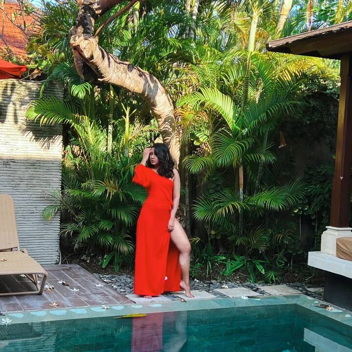 సోషల్ మీడియాలో యాక్టివ్ గా ఉండే ఈ ముద్దుగుమ్మ ఎప్పటికప్పుడు లేటెస్ట్ ఫొటోస్ షేర్ చేసి అభిమానుల్ని ఆకట్టుకుంటోంది.