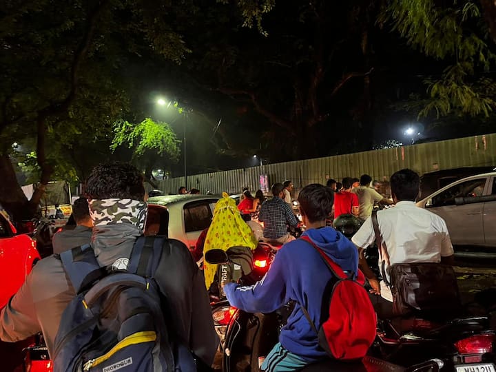 वाहतूक कोंडीमुळे पुणेकर हैराण झाले होते.