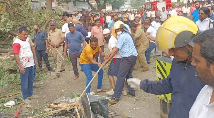 हा अपघात सकाळी सहाच्या सुमारास घडला. सोलापूरवरून भरधाव वेगाने हा कॉन्क्रिट मिक्सर ट्रक येत होता.