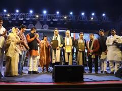 लता मंगेशकर के जन्मदिन पर तीन फिल्मी हस्तियों को मिला सम्मान, सीएम ने कहा- कमी नहीं हो सकती पूरी