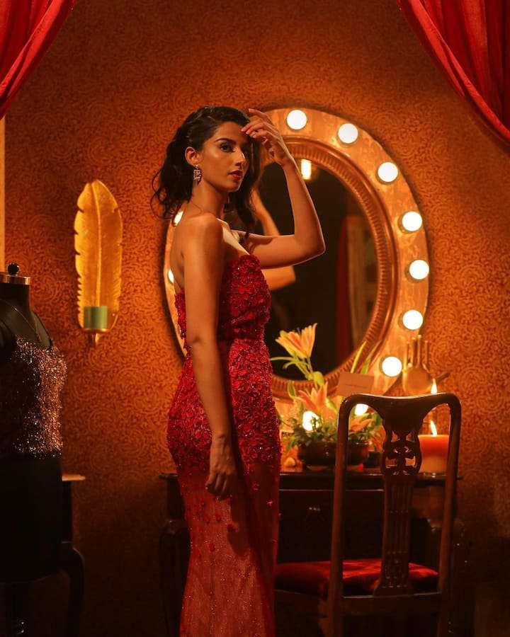 మోడల్ నుంచి నటిగా మారింది మీనాక్షి చౌదరి . 2018లో ఫెమినా మిస్ ఇండియా గా ఎంపికైంది. రవితేజ సరసన ‘ఖిలాడి’లో నటించింది. ఈ సినిమా ఫెయిల్ అయినా మీనాక్షి చౌదరి అందం, నటనతో ఆకట్టుకోవడంతో ఆఫర్లు వస్తూనే ఉన్నాయి.