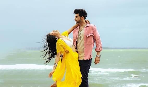 બિગ બોસ જીત્યા બાદથી તેજસ્વીને જબરદસ્ત લોકપ્રિયતા મળી છે. તેના ફેશન સ્ટેટમેન્ટમાં પણ ઘણો બદલાવ આવ્યો છે. બિગ બોસ સીઝન 15માં તેજસ્વીએ બધાનું દિલ જીતી લીધું હતું. તે વિજેતા તરીકે શોમાંથી બહાર આવી હતી.