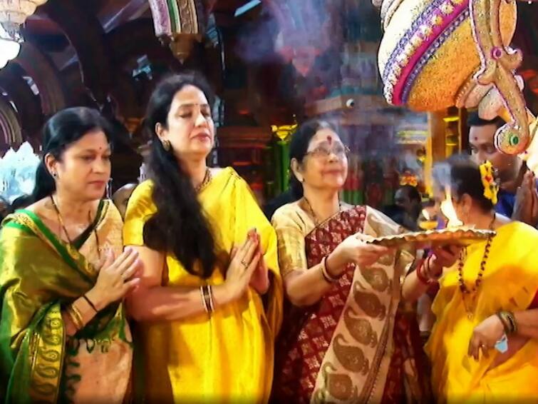 Shivsena Rashmi Thackeray arati in Thane Tembhinaka Devi Navratri in Eknath Shinde area  Shivsena : रश्मी ठाकरेंच्या हस्ते टेंभीनाका देवीची आरती, शिंदेंच्या ठाण्यात शिवसेनेचे जोरदार शक्तीप्रदर्शन