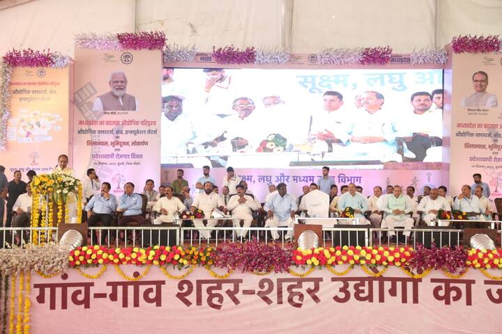 मध्य प्रदेश के मुख्यमंत्री शिवराज सिंह चौहान ने युवाओं को आश्वस्त किया कि हर माह दो लाख युवाओं को स्वरोजगार दिया जाएगा. मुख्यमंत्री शिवराज सिंह चौहान गुरुवार को सीहोर जिले के बुधनी में 26 औद्योगिक संरचनाओं का लोकार्पण और भूमिपूजन करने के बाद युवाओं और नागरिकों को संबोधित कर रहे थे.