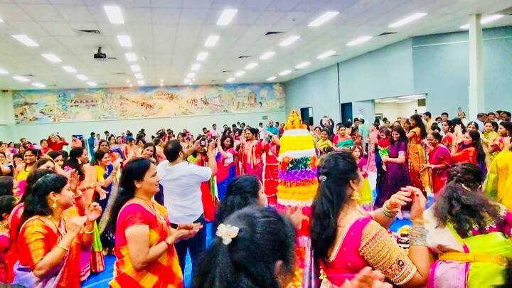 తెలంగాణ సంస్కృతికి అద్దం పట్టే బతుకమ్మ పండుగను ఆస్ట్రేలియాలో ఘనంగా నిర్వహిస్తున్నారు.