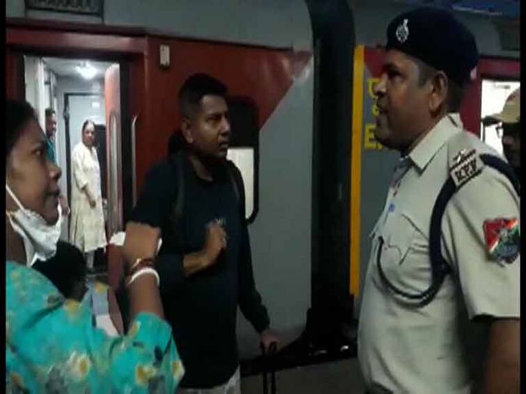 Kolkata News Robbery in Puri Duronto Express Puri Duronto Express: পুরীর দুরন্ত এক্সপ্রেসে দুঃসাহসিক লুঠ, পুজোর মুখে সর্বস্বান্ত বারাসাতের ব্যবসায়ী