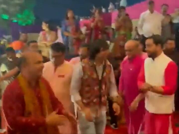 पूजा-अर्चना के बाद नीरज चोपड़ा ने गरबा नृत्य किया.