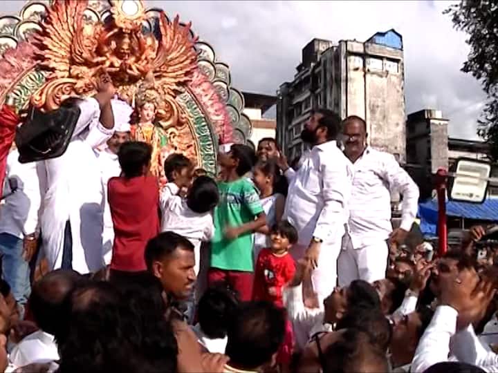 ठाण्याची दुर्गेश्वरी असे नाव असलेल्या टेंभी नाका इथल्या देवीचा इतिहास आणि राजकीय महत्त्व त्यासाठीच जाणून घेणे महत्त्वाचे आहे. आनंद दिघे (Anand Dighe) यांनी सुरू केलेला नवरात्र उत्सव म्हणजेच टेंभी नाका इथला नवरात्र उत्सव. 1978 सालापासून या उत्सवाची सुरुवात स्वर्गीय आनंद दिघे (Anand Dighe) यांनी केली. श्री जय अंबे मां सार्वजनिक धर्मदाय विश्वस्त संस्थेकडून हा उत्सव आयोजित केला जातो. या देवीच्या मूर्तीचे देखील एक वैशिष्ट्य आहे. आनंद दिघे यांना झालेल्या देवीच्या साक्षात्काराची त्यांनी तशीच्या तशी मूर्ती बनवून घेतली. तीच आणि तशीच मूर्ती आजतागायत घडवली जात आहे.