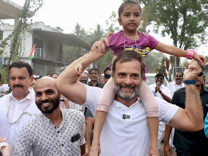 राहुल गांधी ने कहा, ‘‘मैं कांग्रेस, यूडीएफ के नेताओं व कार्यकर्ताओं, केरल पुलिस, मीडिया कर्मियों और इस खूबसूरत राज्य में ‘भारत जोड़ो यात्रा’ का हिस्सा बनने वाले हर एक का पूरे दिल से शुक्रिया अदा करता हूं. आपने हमें जो समर्थन दिया है, वह हमारे संकल्प को और मजबूत बनाता है.’’ अखिल भारतीय कांग्रेस समिति (AICC) के महासचिव और प्रभारी (संचार) जयराम रमेश ने इससे पहले ट्वीट किया था, ‘‘भारत जोड़ो यात्रा का 22वां दिन केरल में यात्रा का अंतिम दिन है. पदयात्री नीलांबुर से वाझिकदावु का सफर तय कर रहे हैं. वाझिकदावु से हम गाड़ी के जरिए तमिलनाडु के गुडलुर पहुंचेंगे. हम केरल के लोगों से मिले प्यार के लिए उनके बहुत आभारी हैं.’’