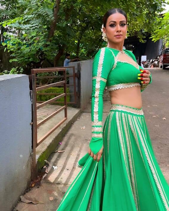 Nia Sharma Pics: ટીવી એક્ટ્રેસ નિયા શર્મા (Nia Sharma) ફરી એકવાર નવા લૂકમાં અપિયર થઇ છે, ઝલક દિખલા જાના સેટ પરથી તેને કેટલીક લેટેસ્ટ તસવીરો સામે આવી છે, જેમાં તેનો એથનિક ટ્રેડિશનલ લૂક જોવા મળી રહ્યો છે.